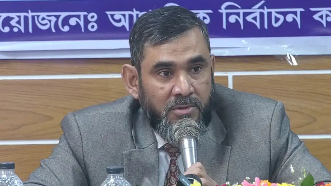 ভোটকেন্দ্রে সাংবাদিক ও পর্যবেক্ষকদের মোবাইল ফোন বহনে বাধা নেই: ইসি