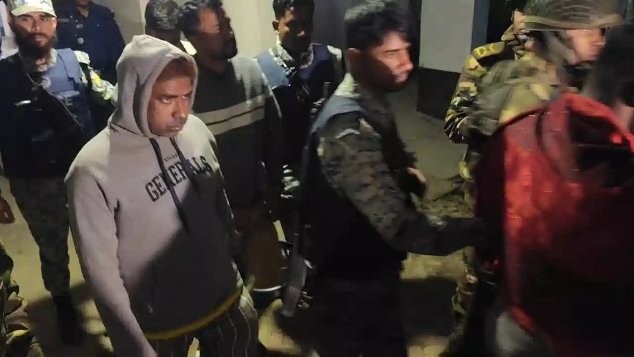 জামালপুরে  কেন্দ্র থেকে ৭ জন আটক, নগদ টাকা ও রামদা জব্দ