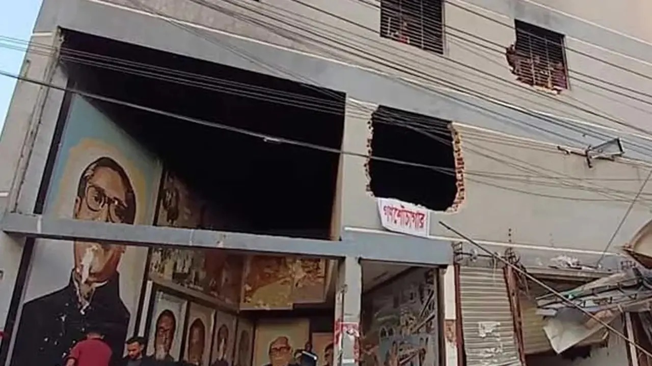 বঙ্গবন্ধুর ৭ মার্চের ভাষণ বাজলো আওয়ামী লীগের ভাঙা কার্যালয়