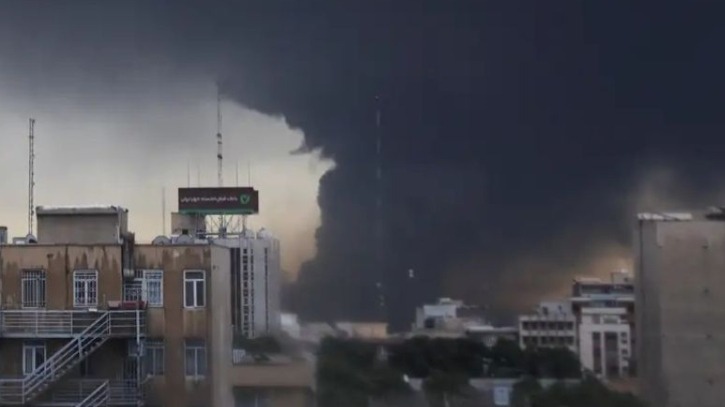 যুক্তরাষ্ট্র ও ইসরাইলের বিমান হামলায় ইরানের তেল স্থাপনাগুলো ক্ষতিগ্রস্ত