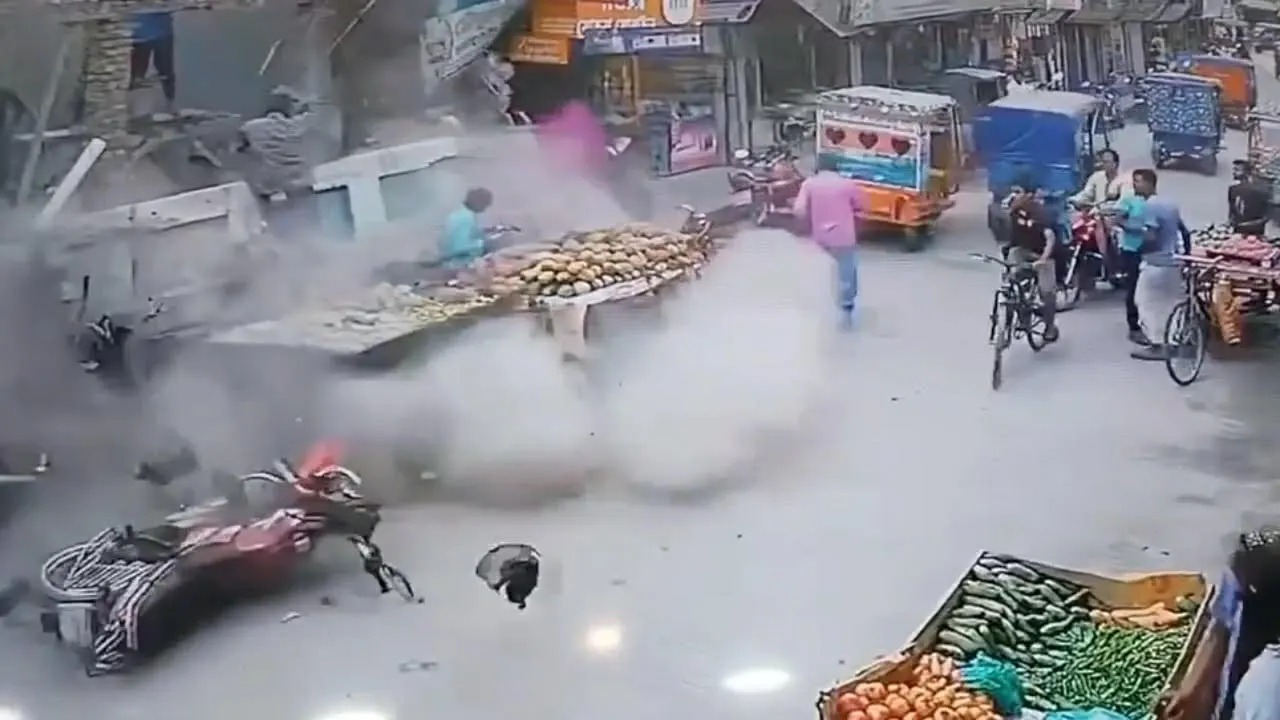 মায়ের সাথে ঈদের পোশাক কিনতে গিয়ে দেয়াল ধসে শিক্ষার্থী নিহত