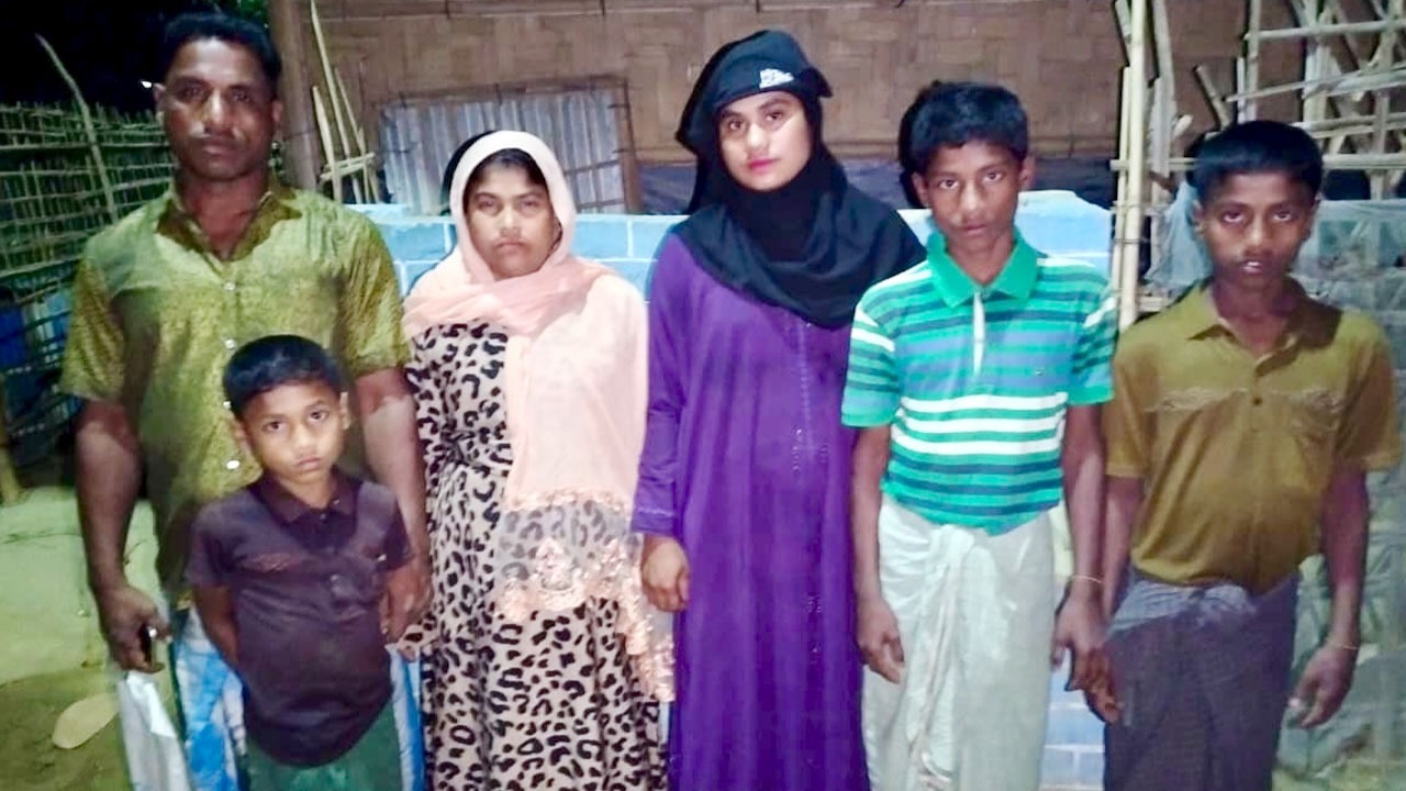 মিয়ানমার থেকে পালিয়ে আসা ৬ সদস্যের রোহিঙ্গা পরিবার উখিয়ার ক্যাম্পে আশ্রয়