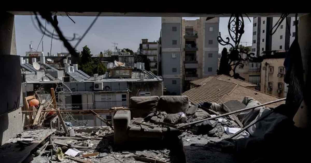 ইরান ইসরাইলে ক্ষেপণাস্ত্র হামলা চালাচ্ছে