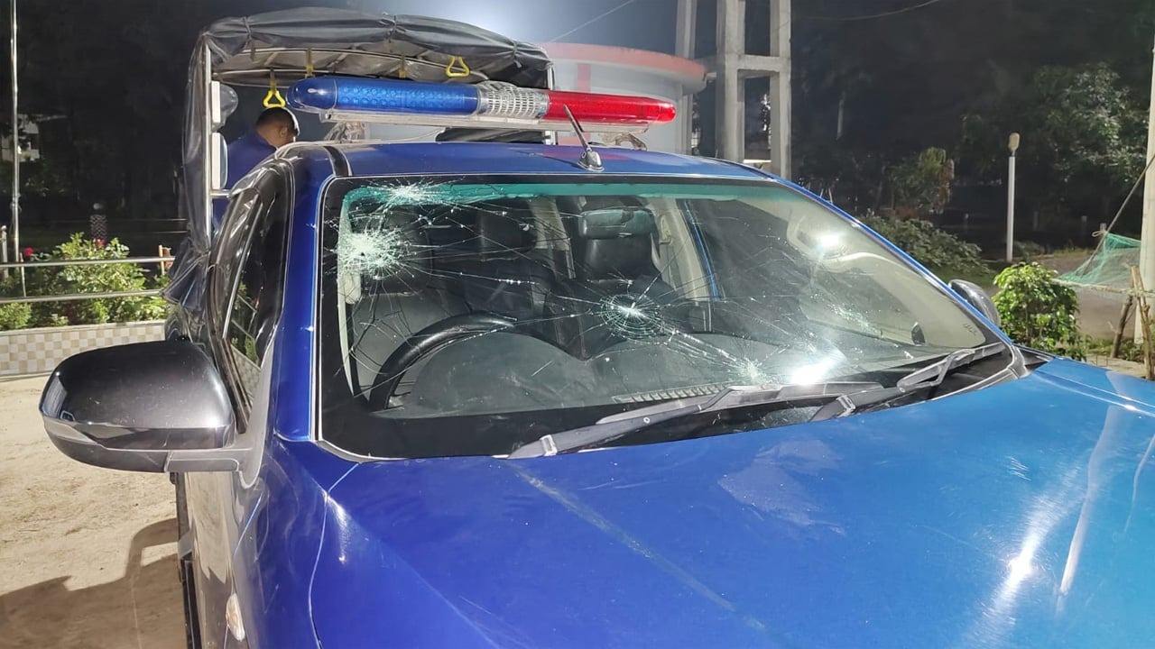 কুষ্টিয়ায় এমপির স্বজনদের হামলায় ওসির গাড়ি চুরমার