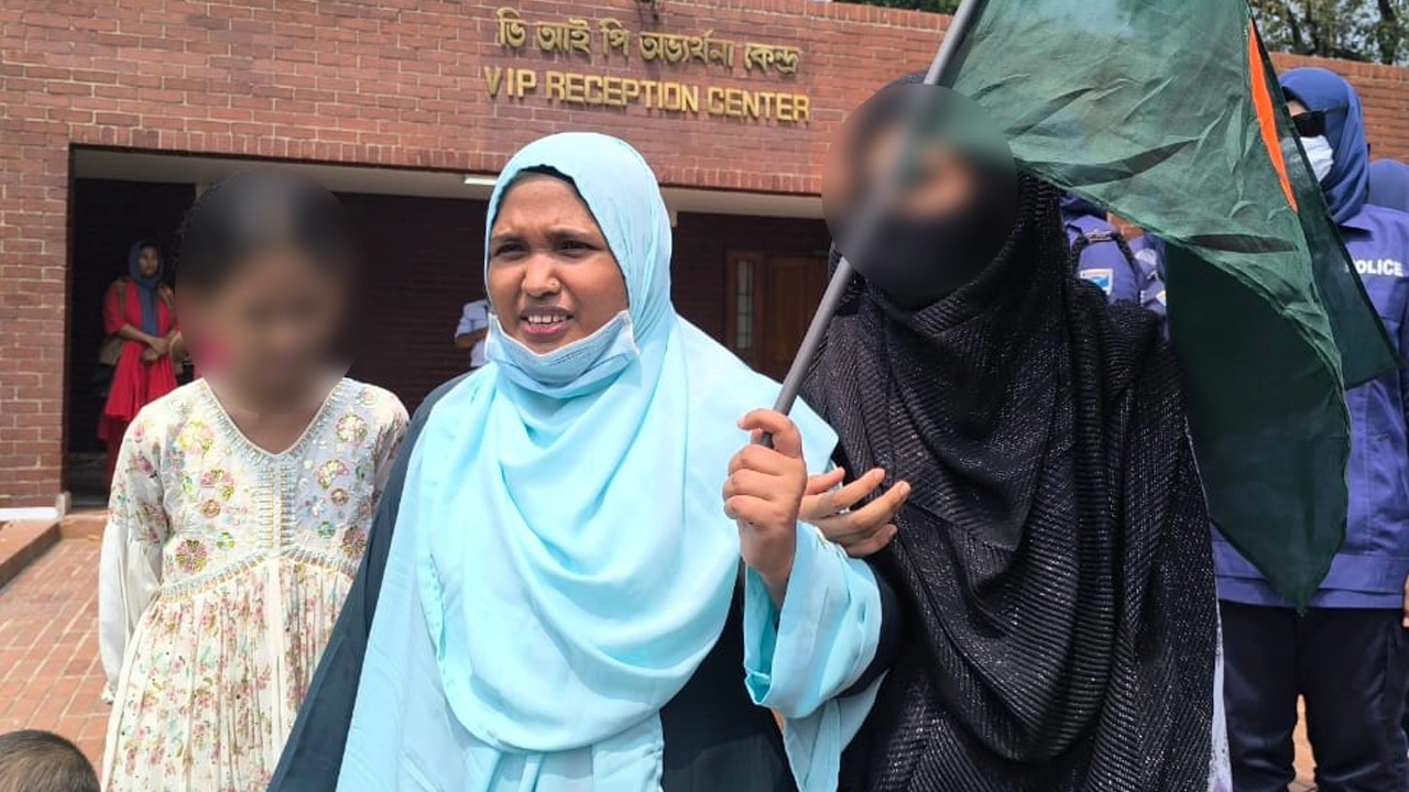 জাতীয় স্মৃতিসৌধে ‘জয় বাংলা’ স্লোগান ডিবি হেফাজতে নারী