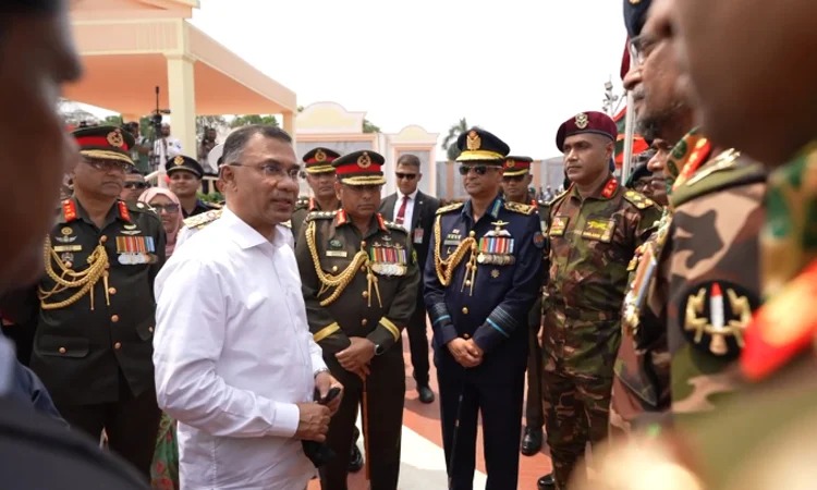 কুচকাওয়াজ শেষে সশস্ত্র বাহিনীকে শুভেচ্ছা প্রধানমন্ত্রীর