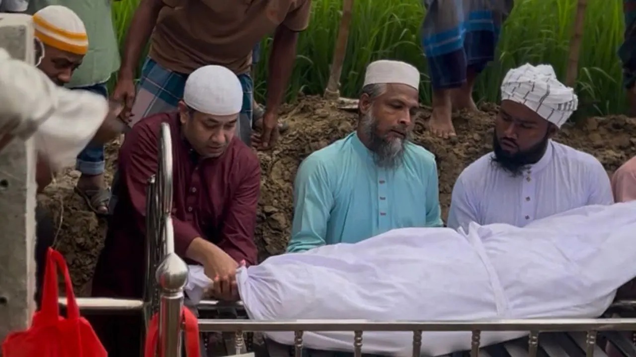 দাফনকাজে সরাসরি অংশ নিয়ে প্রশংসায় ভাসছেন প্রতিমন্ত্রী