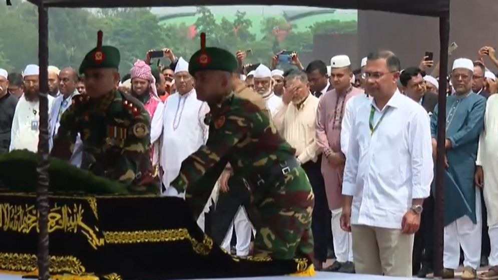 স্পিকার হাফিজ উদ্দিন আহমদের স্ত্রীর জানাজায় অংশ নেন প্রধানমন্ত্রী