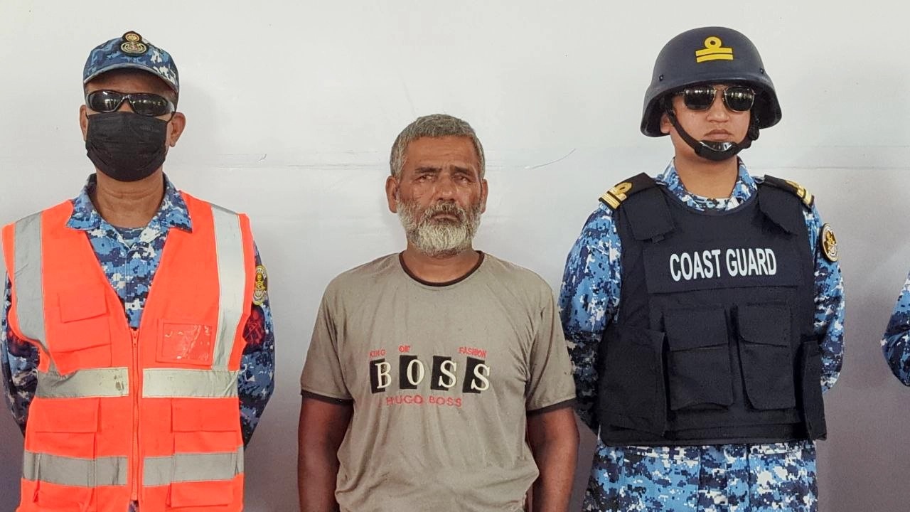 সুন্দরবনের দস্যুদের কবল থেকে জেলে উদ্ধার করলো কোস্টগার্ড