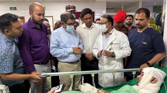 গ্যাস লাইট কারখানায় বিস্ফোরণে দগ্ধদের খোঁজখবর নেন স্বাস্থ্যমন্ত্রী