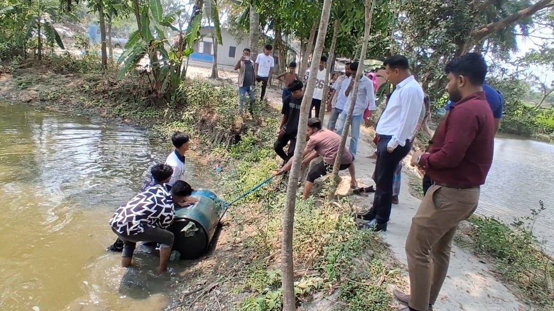 এবার কোটালীপাড়ায় পুকুর থেকে ডিজেল উদ্ধার
