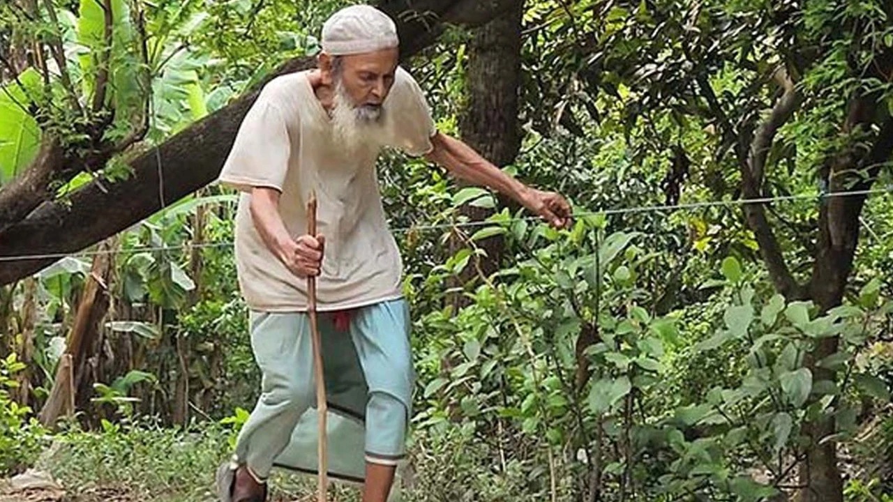 নাটোরের শতবর্ষী অন্ধ মুয়াজ্জিন আব্দুর রহমান মোল্লা আর নেই