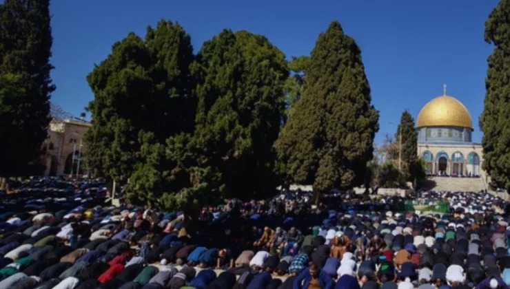 যুদ্ধবিরতির পর খুলে দেওয়া আল-আকসা মসজিদে মুসল্লিদের ঢল