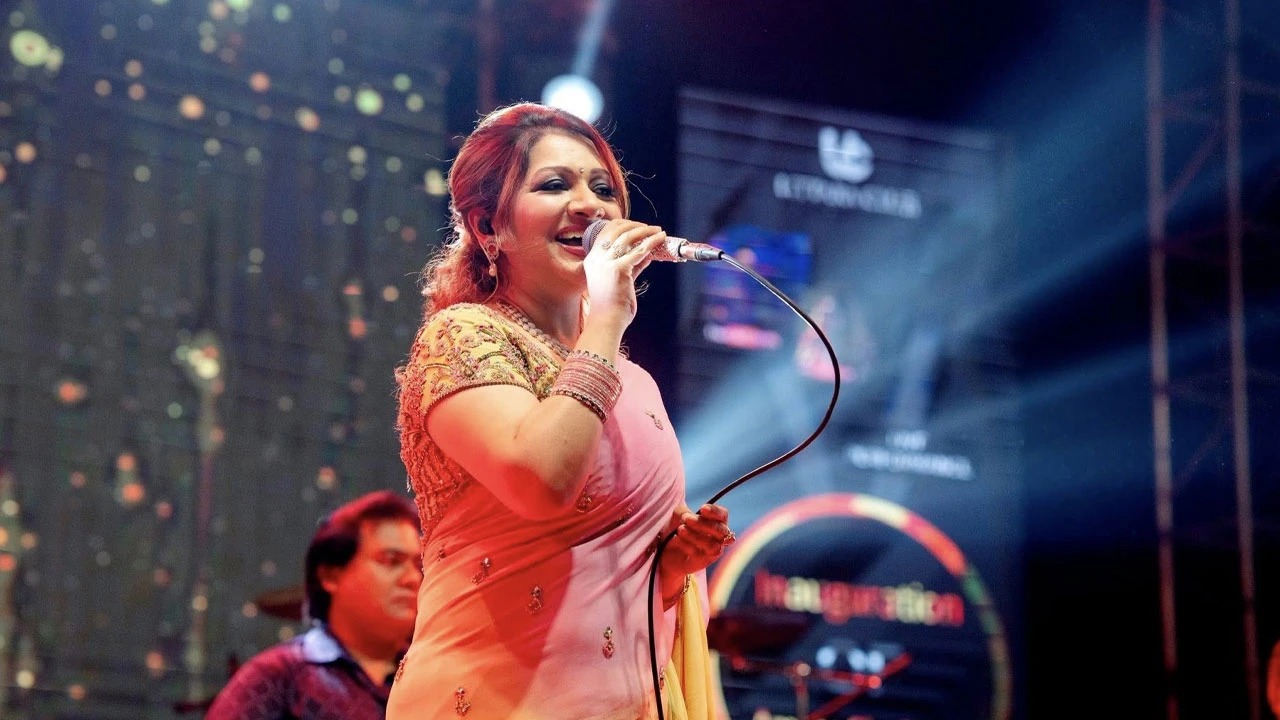 দুই যুগ পর জাপানে আবারও গাইছেন আখি আলমগীর