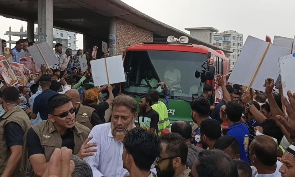 প্রধানমন্ত্রীর গাড়িবহর ঘিরে বিএনপি নেতাকর্মীদের বিক্ষোভ