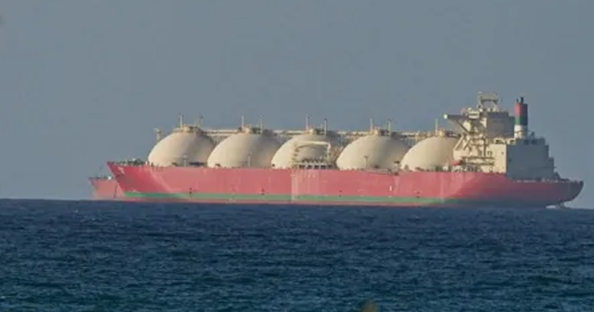 মার্কিন নিষেধাজ্ঞা উপেক্ষা করে হরমুজ প্রণালী পার হলো ইরানি ট্যাঙ্কার