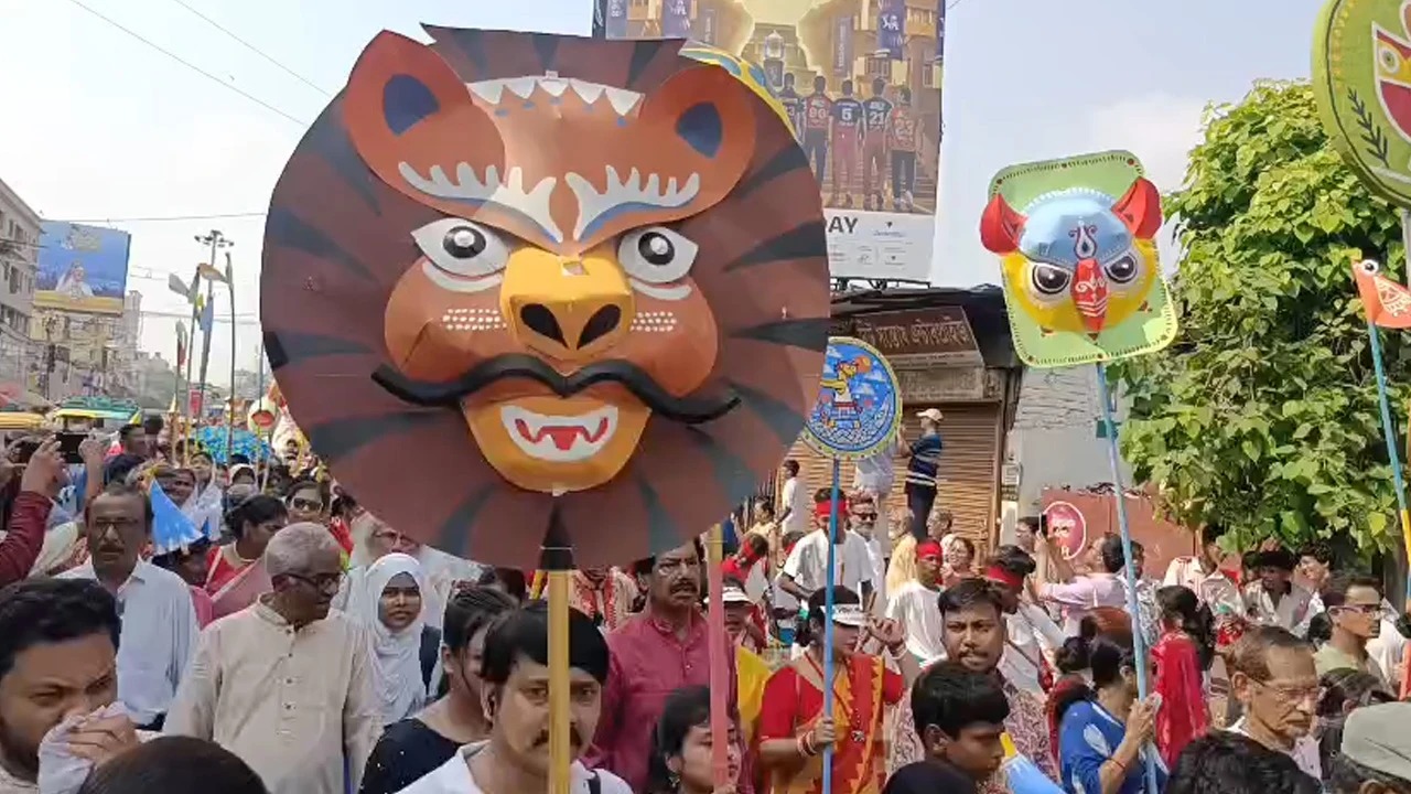 পশ্চিমবঙ্গে বর্ণাঢ্য বর্ষবরণ, মঙ্গল শোভাযাত্রায় মিলন ও প্রতিবাদের সুর