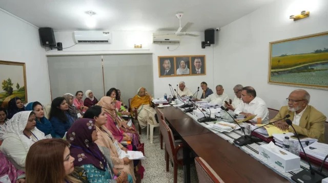 গুলশান কার্যালয়ে গভীর রাত পর্যন্ত ব্যস্ত সময় কাটালেন প্রধানমন্ত্রী