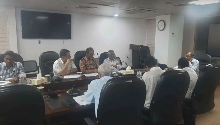 তেলের দাম বাড়ায় বাসভাড়া পুনর্নির্ধারণের বৈঠক শুরু