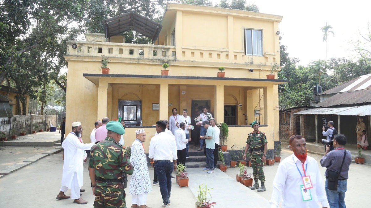 বগুড়ায় পৈতৃক ‘জিয়াবাড়ি’ পরিদর্শনে প্রধানমন্ত্রী তারেক রহমান