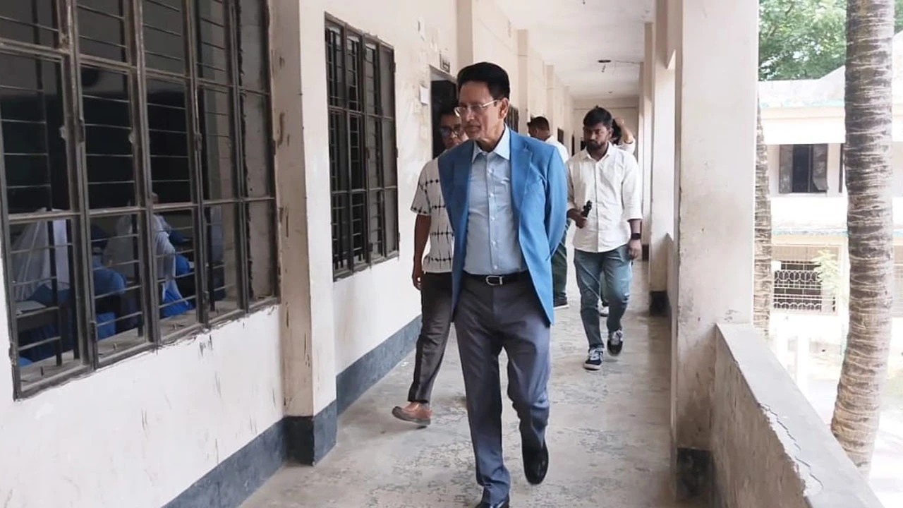 সিংগাইরে এসএসসি পরীক্ষা কেন্দ্র আকস্মিক পরিদর্শনে শিক্ষামন্ত্রী