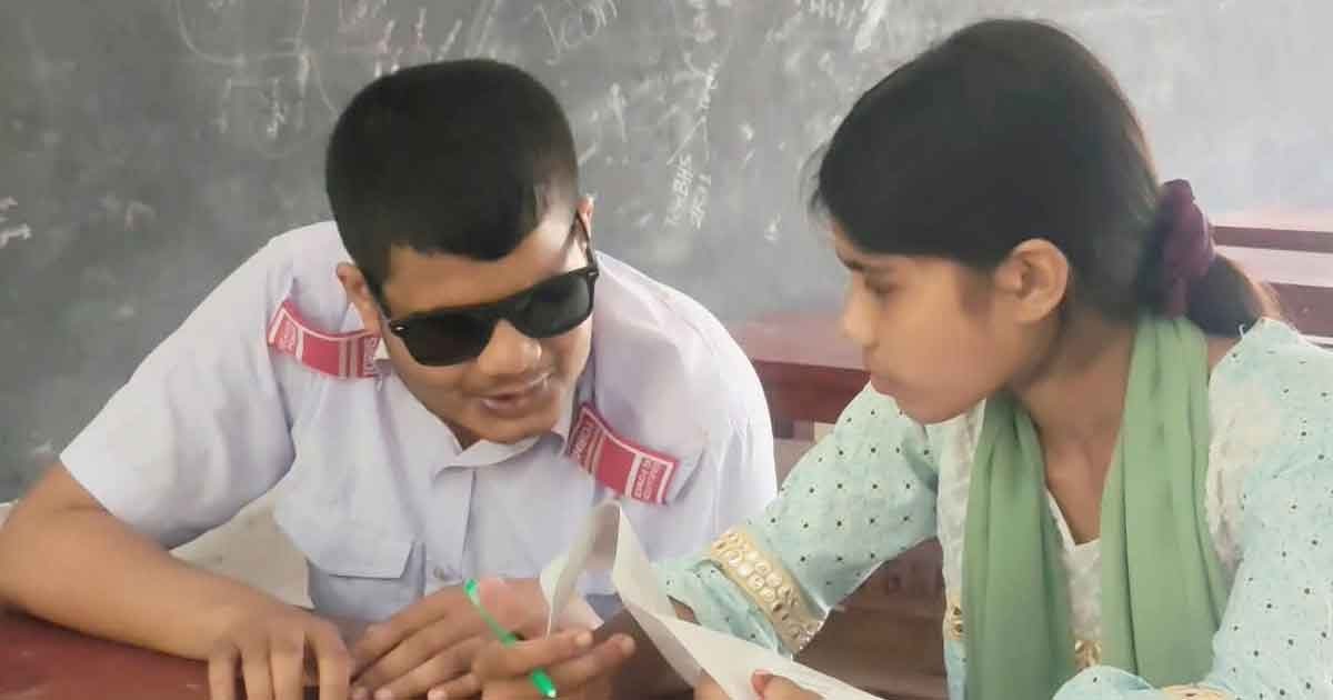 অন্ধত্ব থামাতে পারেনি শরীফকে