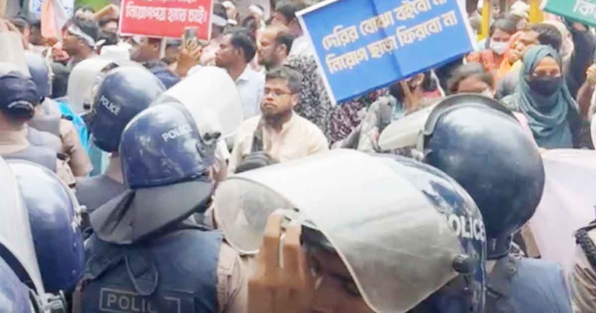 নিয়োগপত্রের দাবিতে শাহবাগে শিক্ষক-পুলিশের মুখোমুখি