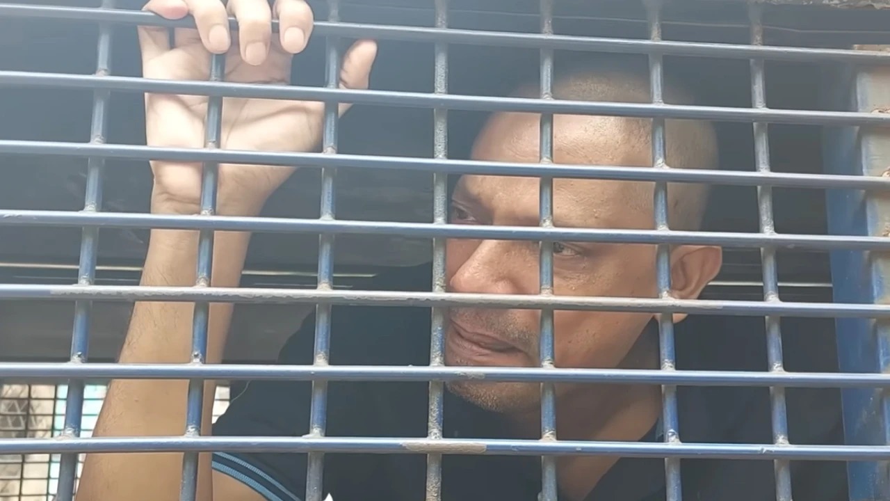 প্রিজনভ্যান দুর্ঘটনায় আহতের দাবী পলকের