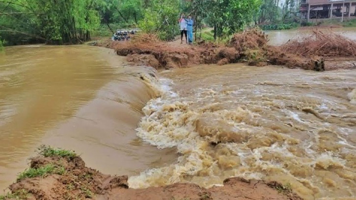ভারী বৃষ্টিতে পাঁচ জেলায় বন্যার শঙ্কা, দুই জেলায় ইতিমধ্যে প্লাবন