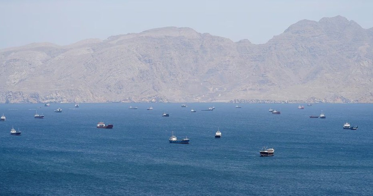 হরমুজে দুই হাজার জাহাজসহ বিশ হাজার নাবিক আটকা