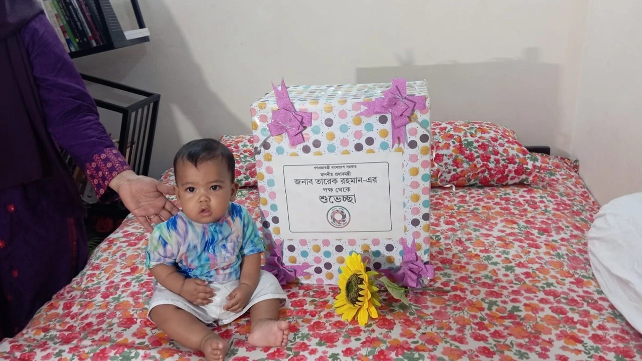 ফুল দেওয়া শিশুর বাড়িতে প্রধানমন্ত্রীর উপহার, আবেগে ভাসলো পরিবার