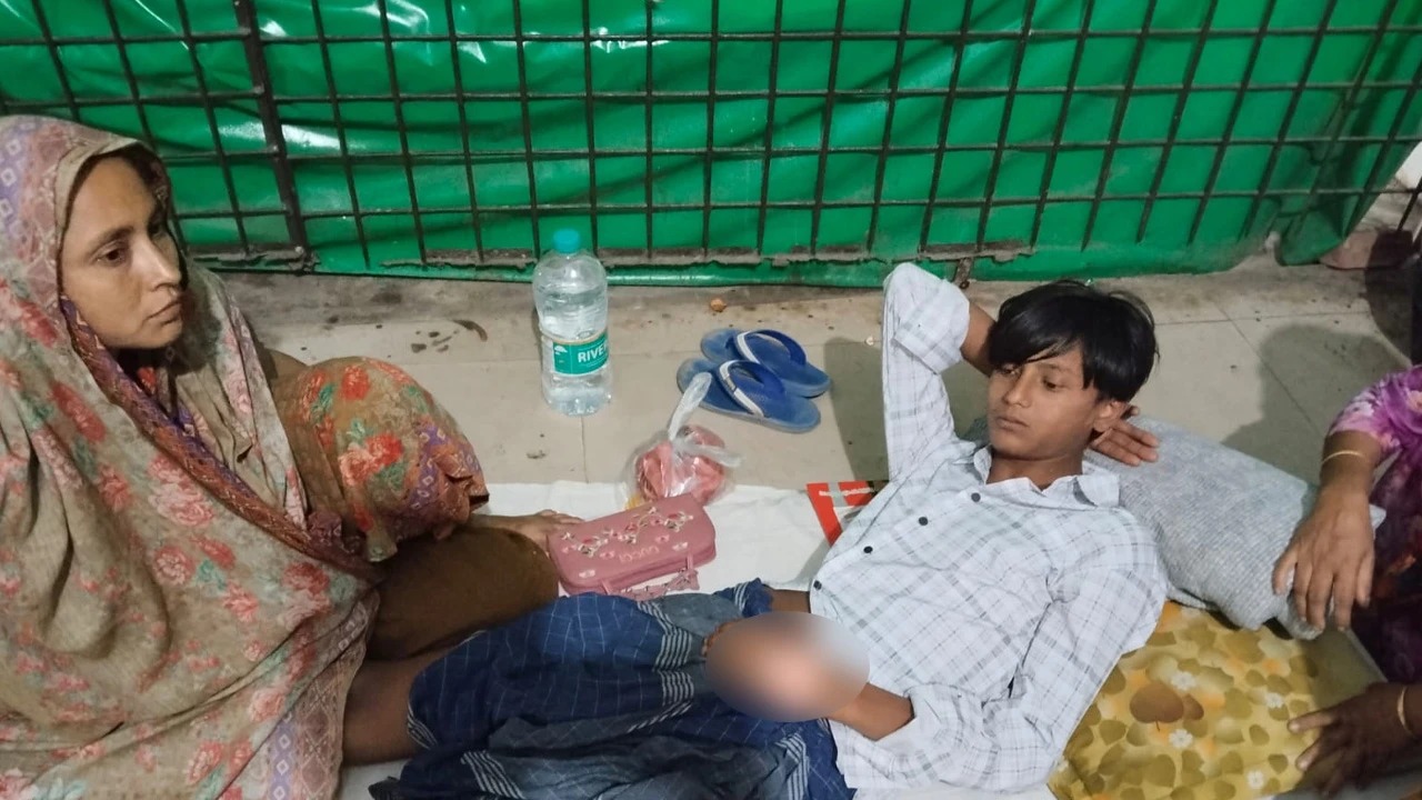 চুরির অভিযোগ ঘিরে কিশোরকে ডেকে নিয়ে নির্যাতন, হাসপাতালে ভর্তি