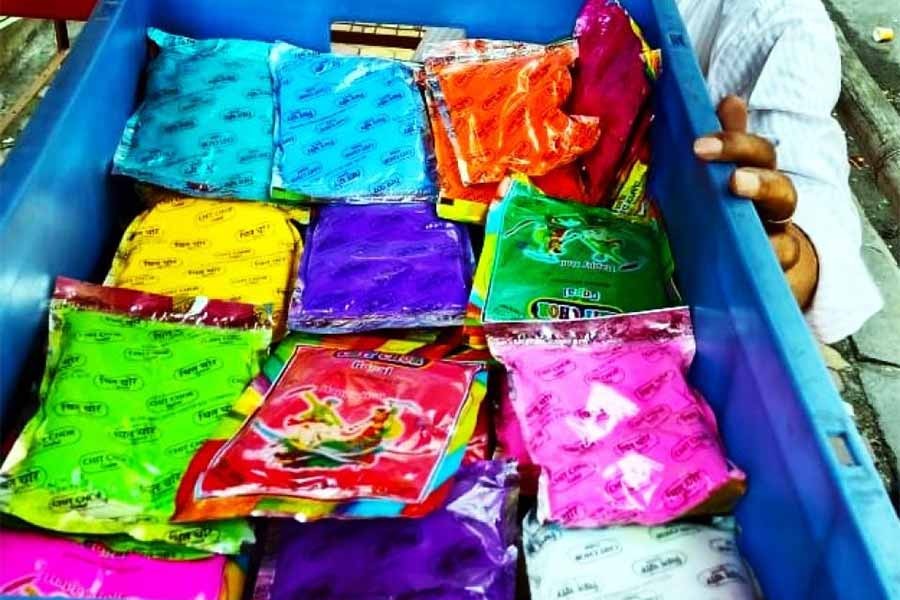 ভোট গণনাকে ঘিরে ‘অকাল হোলি’ আবিরের বাজার চাঙা
