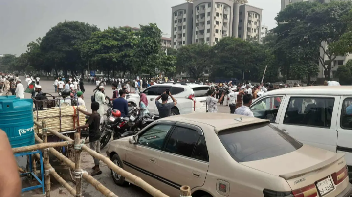 জুলাই যোদ্ধাদের সঙ্গে পুলিশের পাল্টাপাল্টি ধাওয়া
