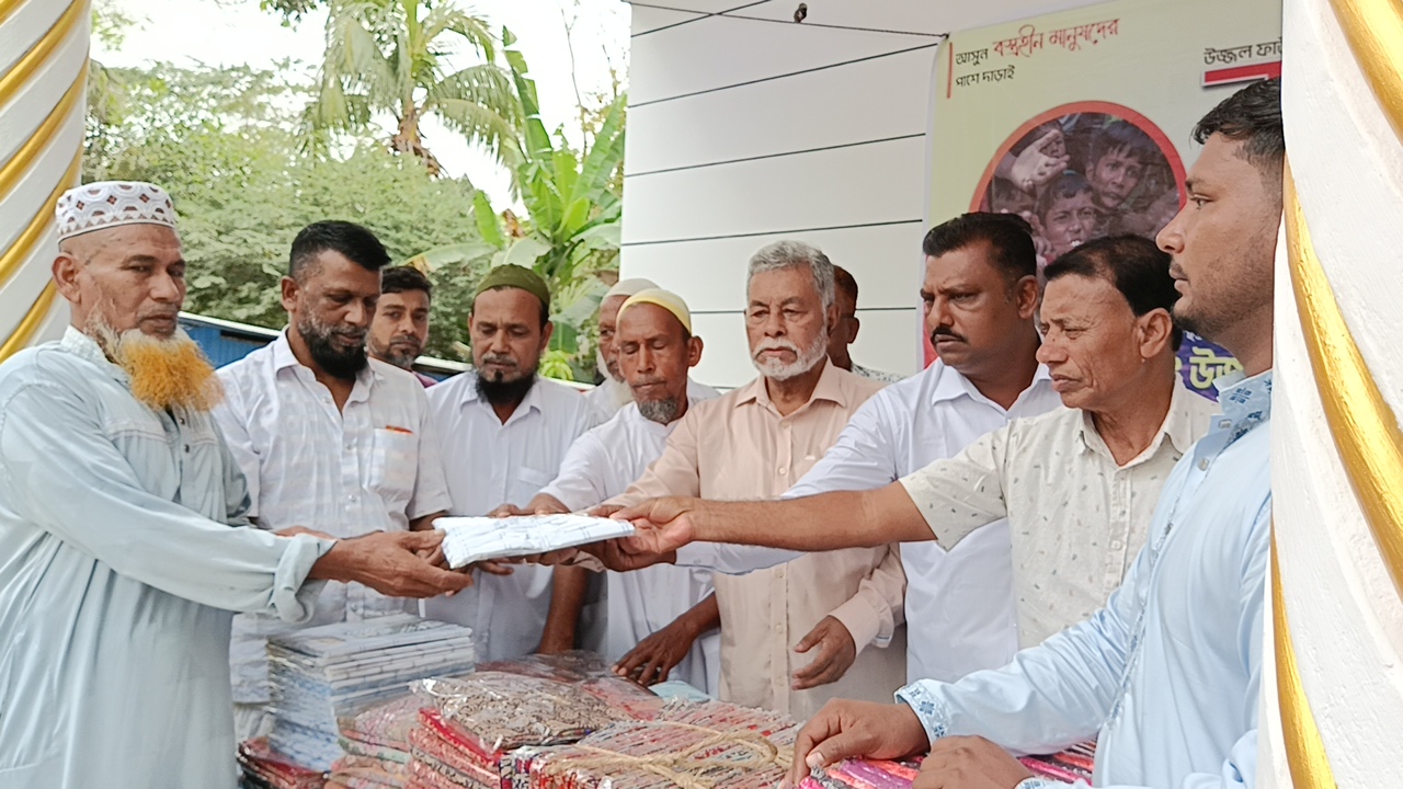 মাদারীপুরে প্রবাসী উজ্জ্বল বেপারীর উদ্যোগে ঈদ উপহার বিতরণ