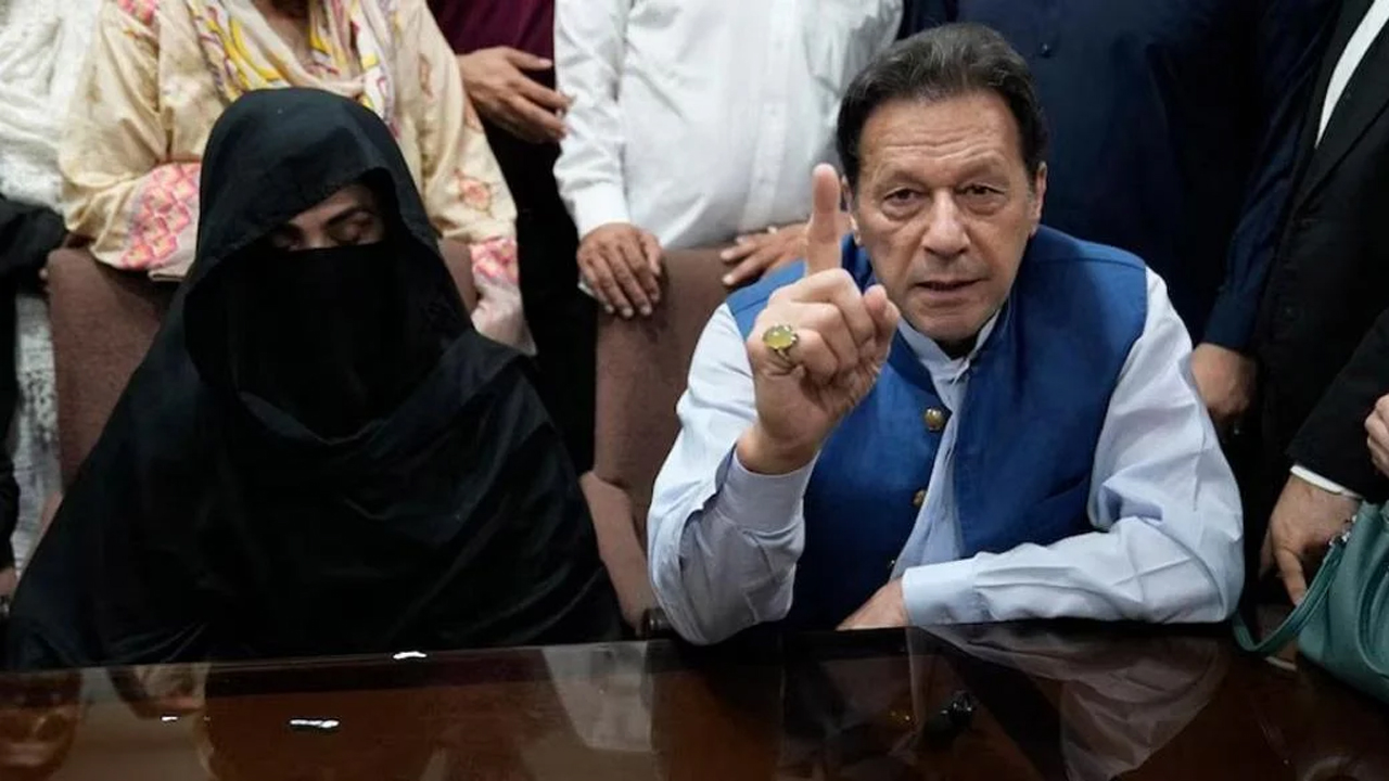 আমাকে নতি স্বীকার করাতে বুশরা বিবিকে ‘অমানুষিক’ নির্যাতন করা হচ্ছে: ইমরান খান