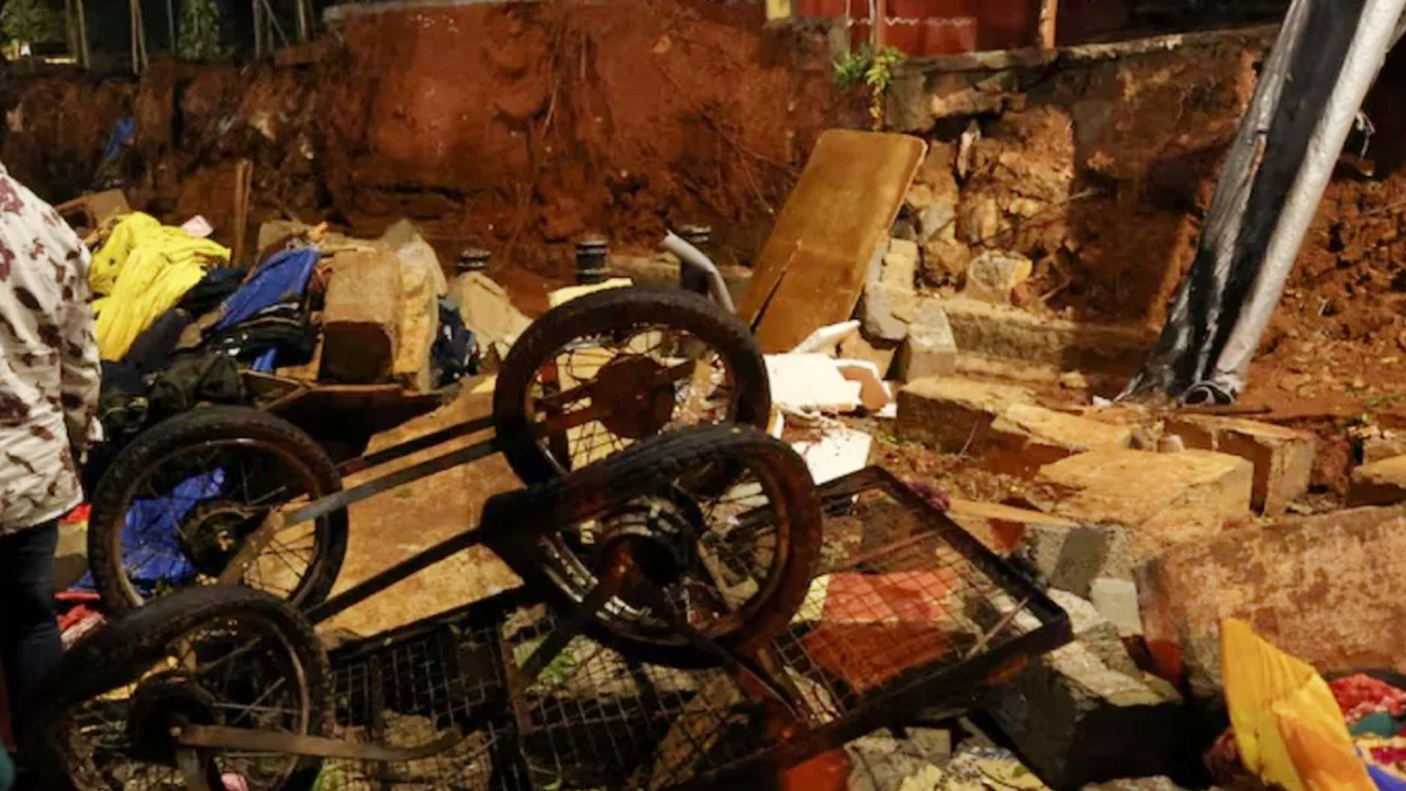 চিকিৎসা নিতে গিয়ে হাসপাতালের দেয়াল ধসে প্রাণ গেল ৭ জনের