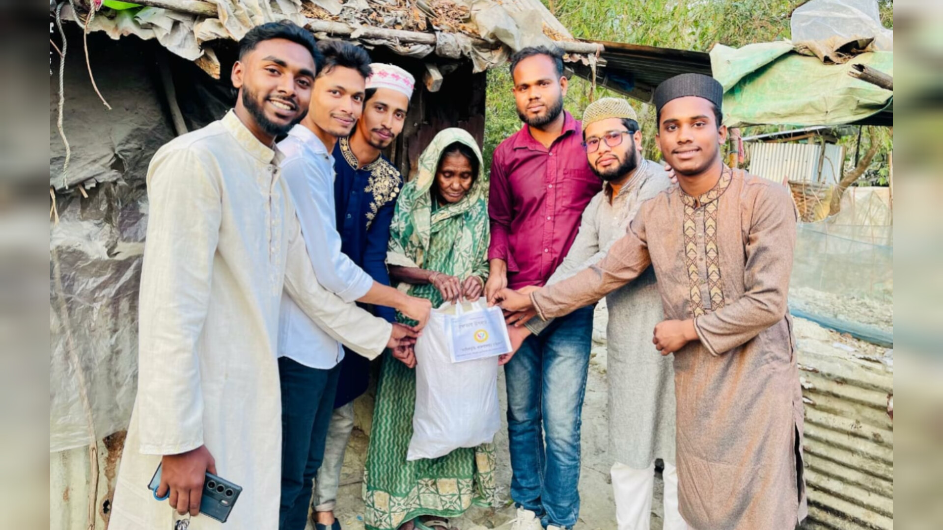 বন্ধুদের উদ্যোগে অসহায়দের ইফতার বিতরণ