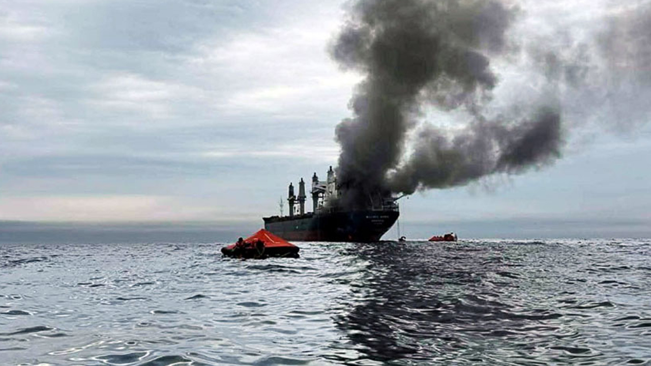 আমিরাতের বন্দরে ট্যাঙ্কার জাহাজে ইরানের হামলা