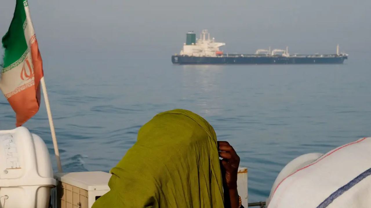 মার্কিন অবরোধকে ‘বৃদ্ধাঙ্গুলি’ দেখিয়ে হরমুজ পার হলো ইরানি সুপারট্যাঙ্কার