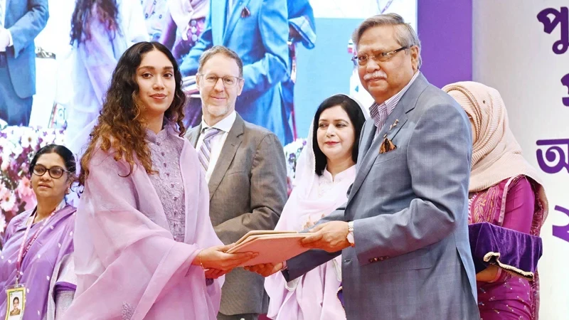 অদম্য নারীর স্বীকৃতি খালেদা জিয়াকে, পুরস্কার নিলেন নাতনি জাইমা