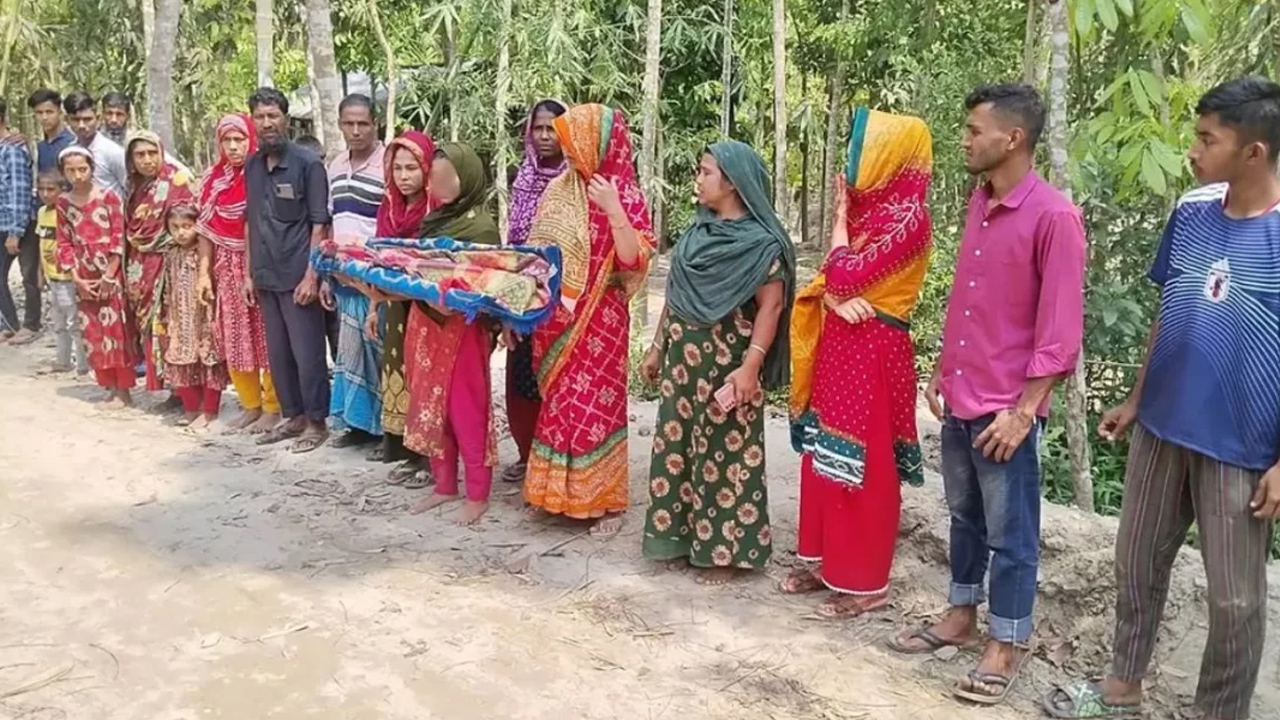 সন্তানের মরদেহ নিয়ে প্রেমিকের বিচারের দাবিতে মায়ের মানববন্ধন