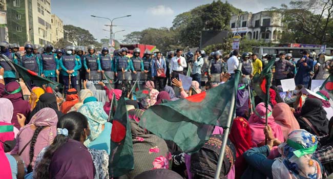 আবারও সুপারিশপ্রাপ্ত শিক্ষকদের শাহবাগ অবরোধ, পুলিশের জলকামান, যানচলাচল বন্ধ
