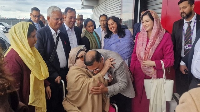 মা-ছেলের ভালোবাসায় বিমানবন্দরে এক আবেগঘন মুহূর্তের সৃষ্টি, জোবাইদার আলিঙ্গন