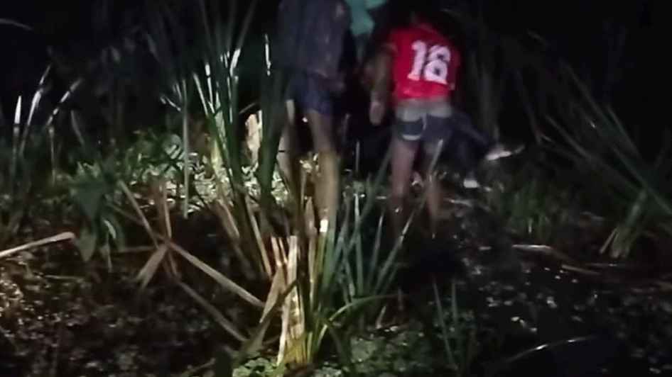 সম্পত্তি বিরোধে আটকা পড়ল বাবার দাফন, ১২ ঘণ্টা খাটিয়ায় পড়ে রইল মরদেহ