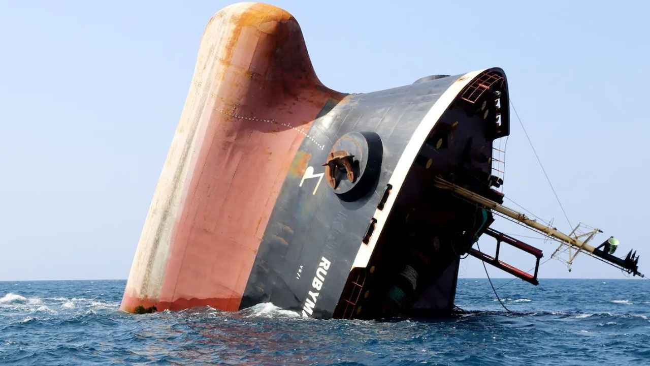 ড্রোনের আঘাতে কুয়েত উপকূলে তেলবাহী জাহাজে বিস্ফোরণ