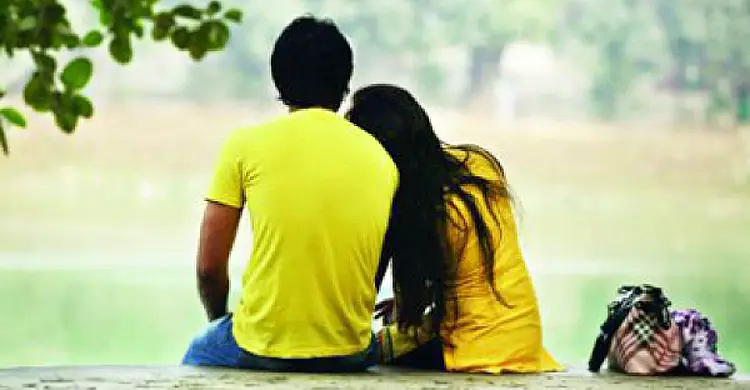 প্রেম আড়ালেই স্বস্তি! অনলাইনে সম্পর্ক প্রকাশে অনীহা তরুণীদের