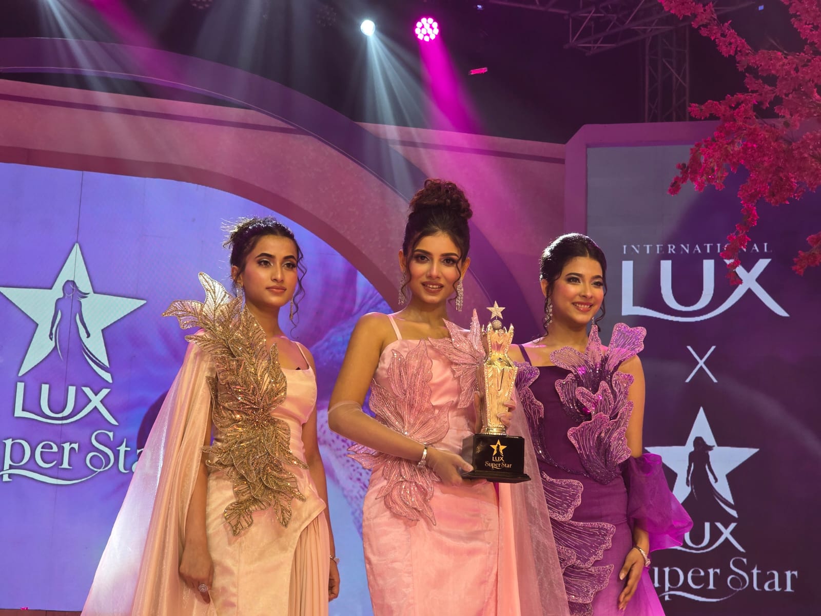 লাক্স সুপারস্টার ২০২৫ মুকুট জিতলেন বর্ণিতা