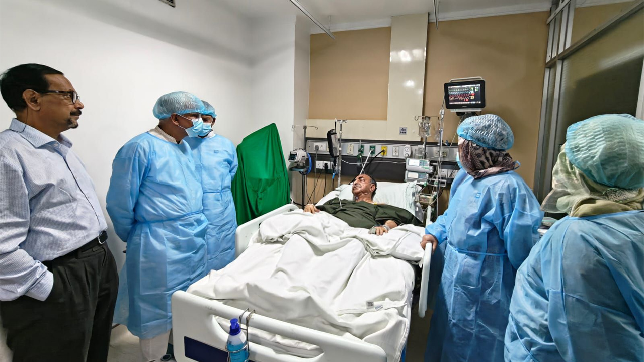 মির্জা আব্বাসকে দেখতে হাসপাতালে মির্জা ফখরুল-মঈন খান-ডা. জাহিদ হোসেন