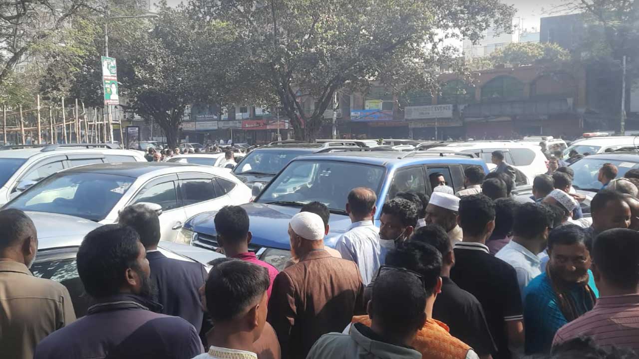 শপথ নিতে সংসদ ভবনে প্রবেশ করছেন নবনির্বাচিত এমপিরা